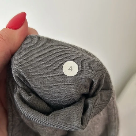 Size 4. Lululemon cropped legging - Picture 4 of 4